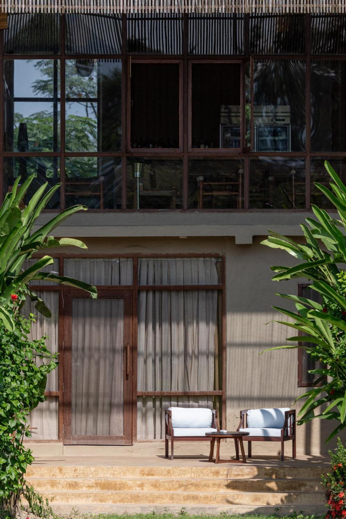 Sanctuary Chitwan National Park Hotel Kültér fotó